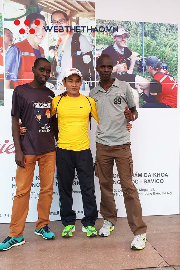 Hai elite Kenya được săn đón ngay khi tới lấy racekit VPBank Hanoi Marathon 2019 Hai elite Kenya được săn đón ngay khi tới lấy racekit VPBank Hanoi Marathon 2019