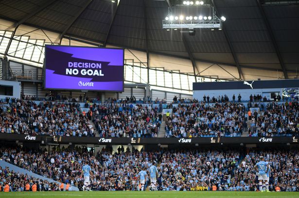 Công nghệ VAR giúp Liverpool nhân đôi khoảng cách với Man City