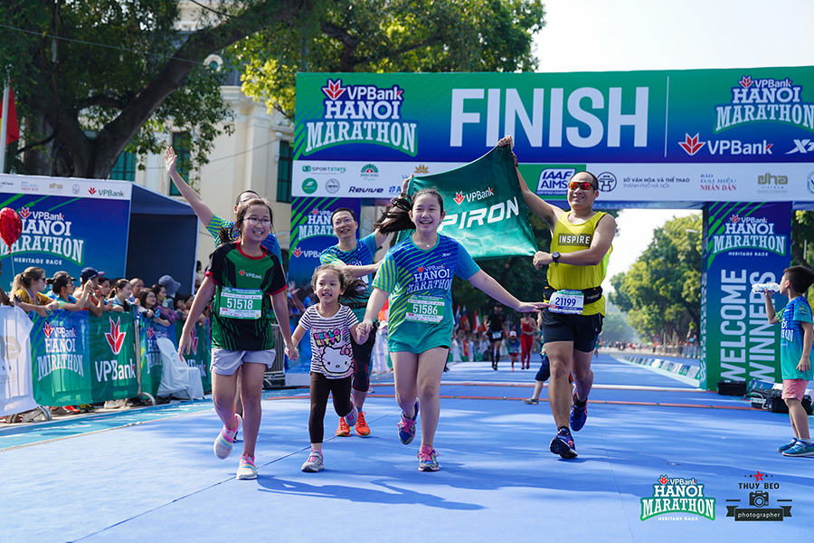 Những khoảnh khắc về đích ấn tượng của VPBank Hanoi Marathon 2019