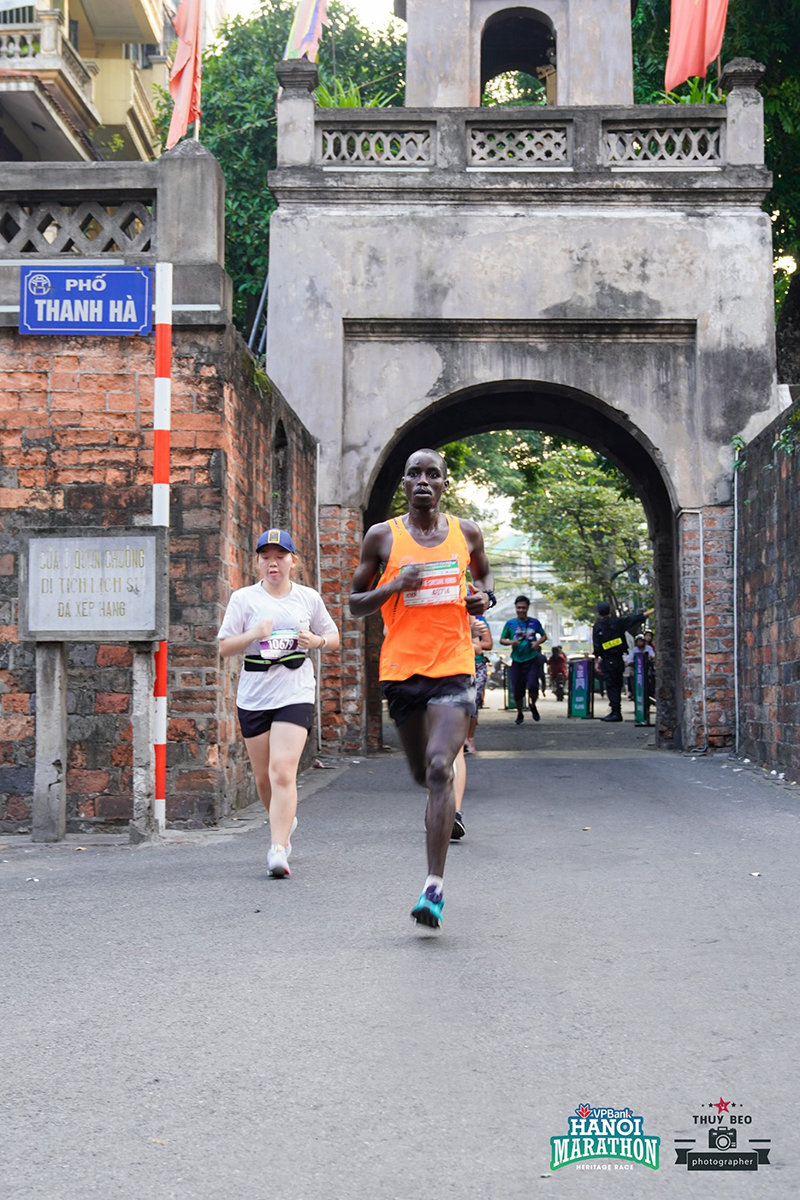 Màn tranh tài khốc liệt của các elite tại VPBank Hanoi Marathon 2019