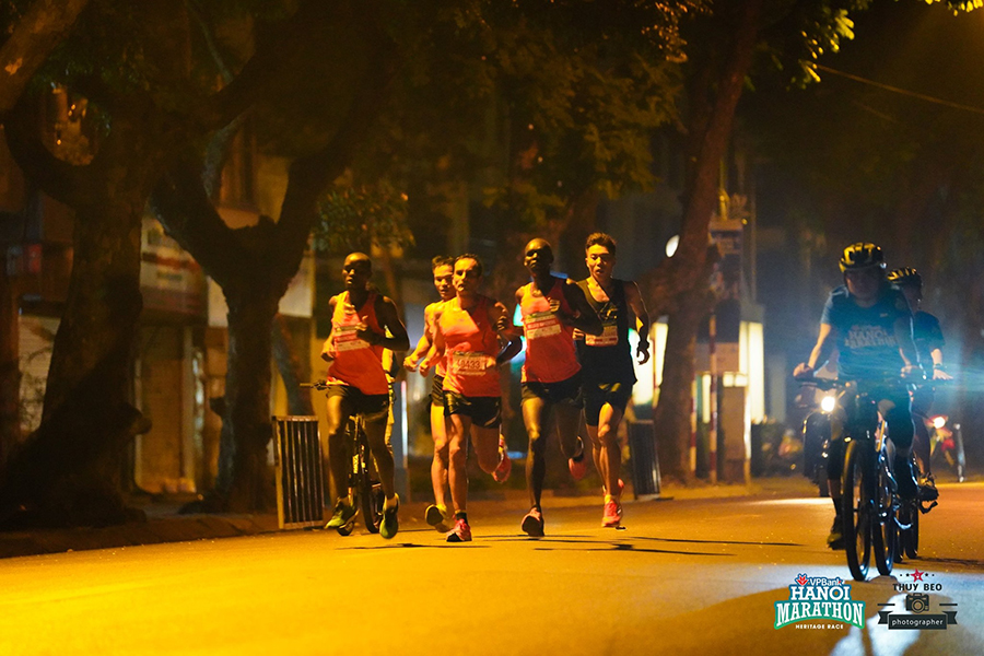 Màn tranh tài khốc liệt của các elite tại VPBank Hanoi Marathon 2019