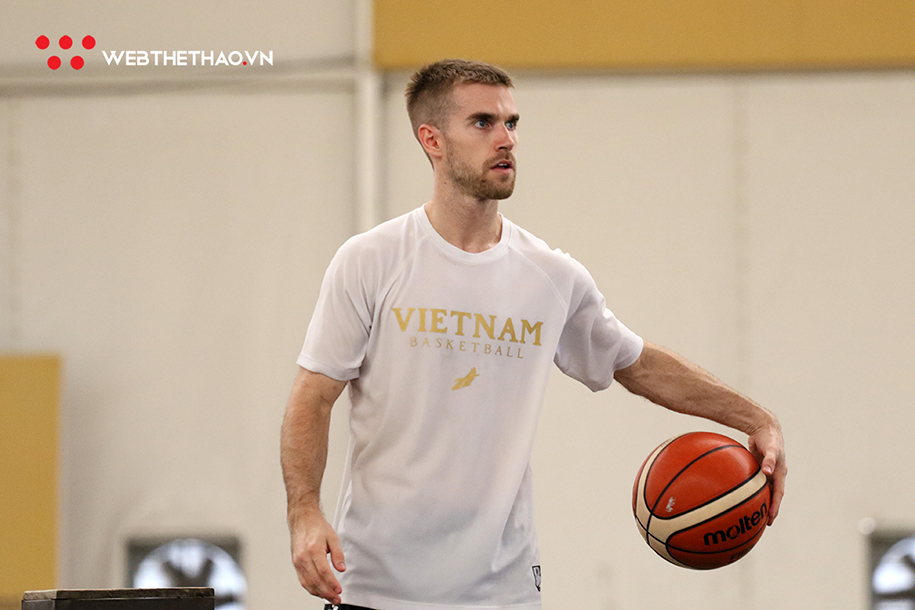 Matt Van Pelt xuất hiện cùng đội tuyển bóng rổ Việt Nam Matt Van Pelt xuất hiện cùng đội tuyển bóng rổ Việt Nam