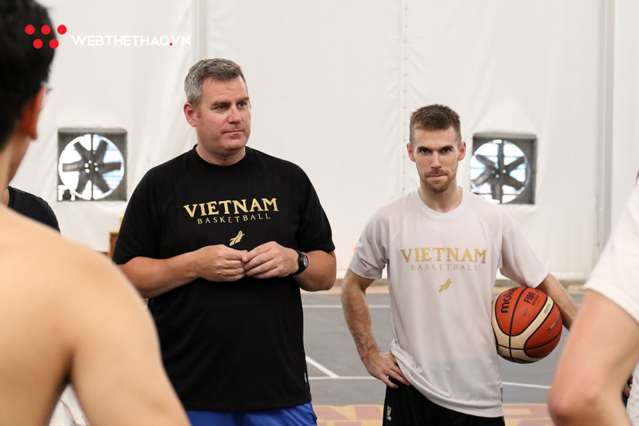 Matt Van Pelt xuất hiện cùng đội tuyển bóng rổ Việt Nam Matt Van Pelt xuất hiện cùng đội tuyển bóng rổ Việt Nam