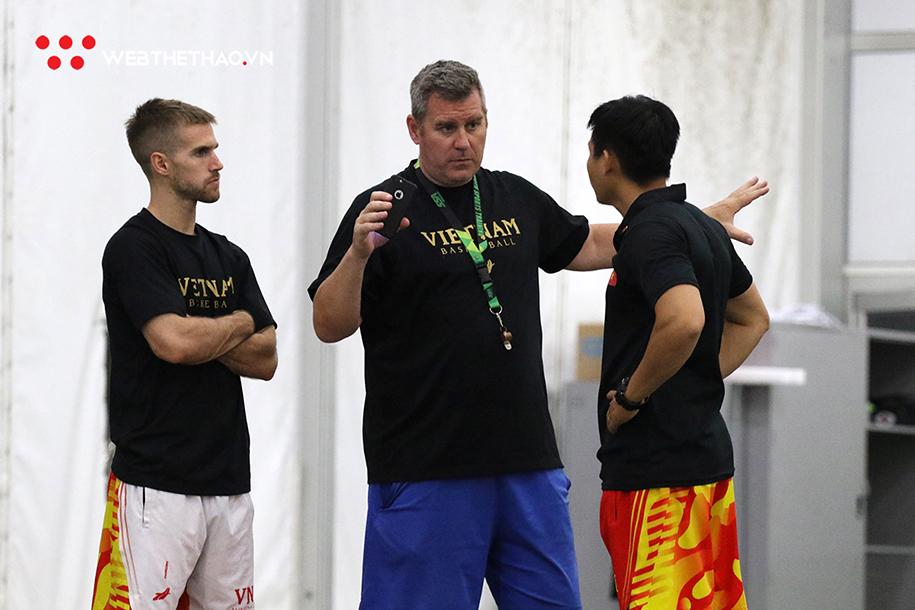 Matt Van Pelt xuất hiện cùng đội tuyển bóng rổ Việt Nam Matt Van Pelt xuất hiện cùng đội tuyển bóng rổ Việt Nam