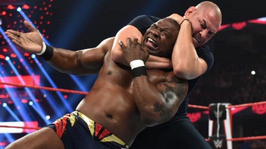 Cain Velasquez đánh như diễn hề tại WWE RAW