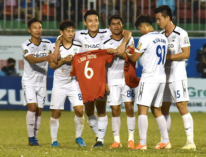 Hạ màn V-League 2019: Tiệc bàn thắng chia nửa buồn vui, Hà Nội FC nâng Cúp, Khánh Hòa xuống hạng