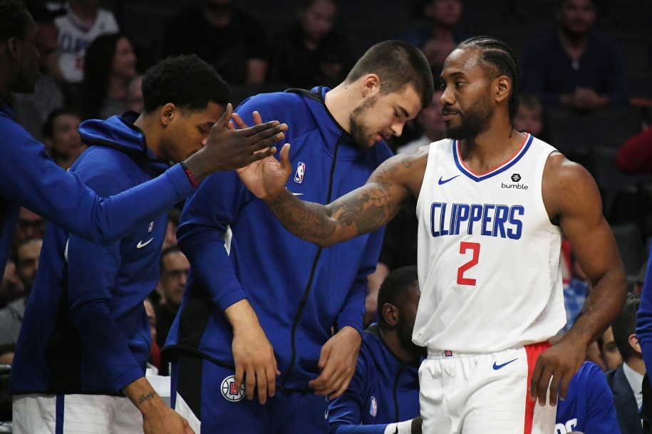 Kawhi Leonard bị la ó ngay trên sân nhà