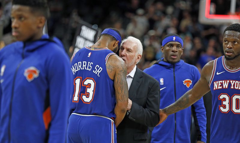 HLV Gregg Popovich đi vào lịch sử trong chiến thắng trước New York Knicks