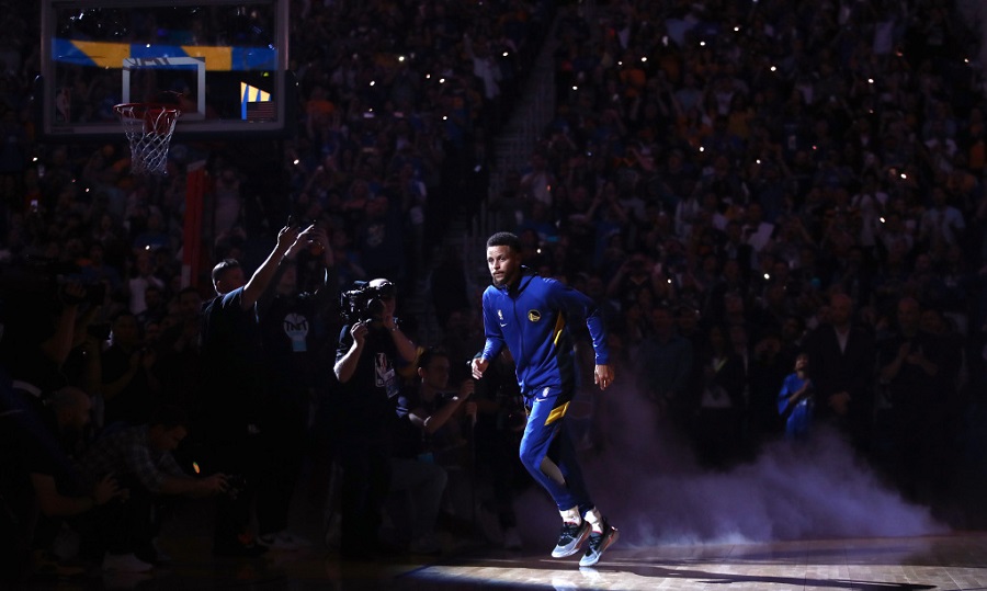 Stephen Curry tưởng niệm nhà thi đấu cũ trong ngày "tân gia" Chase Center