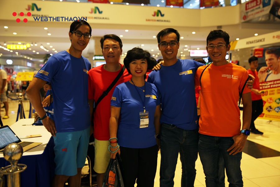 Phong cách lấy bib chất ngầu của dân chạy ở Longbien Marathon 2019 Phong cách lấy bib chất ngầu của dân chạy ở Longbien Marathon 2019