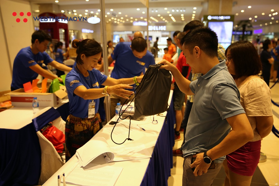 Phong cách lấy bib chất ngầu của dân chạy ở Longbien Marathon 2019 Phong cách lấy bib chất ngầu của dân chạy ở Longbien Marathon 2019
