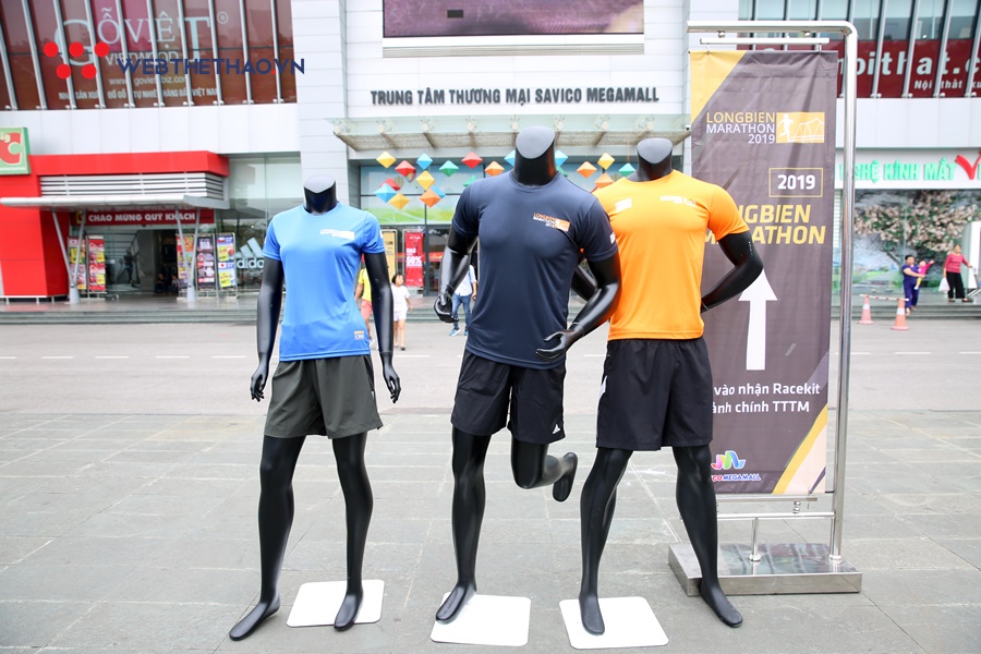 Phong cách lấy bib chất ngầu của dân chạy ở Longbien Marathon 2019 Phong cách lấy bib chất ngầu của dân chạy ở Longbien Marathon 2019