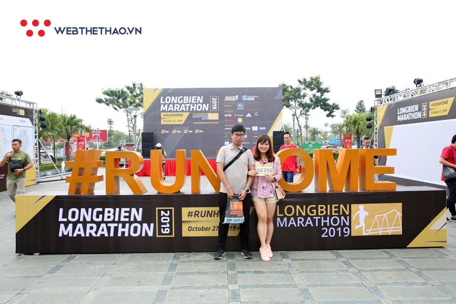 Phong cách lấy bib chất ngầu của dân chạy ở Longbien Marathon 2019 Phong cách lấy bib chất ngầu của dân chạy ở Longbien Marathon 2019