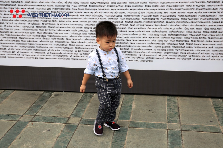 Phong cách lấy bib chất ngầu của dân chạy ở Longbien Marathon 2019 Phong cách lấy bib chất ngầu của dân chạy ở Longbien Marathon 2019