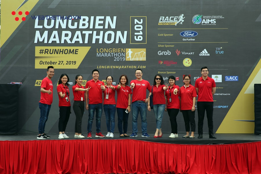 Phong cách lấy bib chất ngầu của dân chạy ở Longbien Marathon 2019 Phong cách lấy bib chất ngầu của dân chạy ở Longbien Marathon 2019