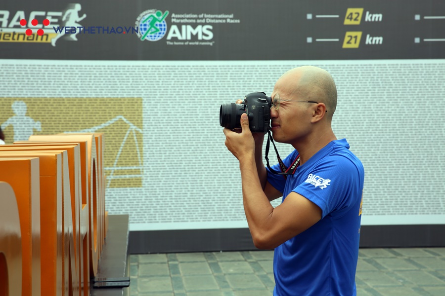 Phong cách lấy bib chất ngầu của dân chạy ở Longbien Marathon 2019 Phong cách lấy bib chất ngầu của dân chạy ở Longbien Marathon 2019