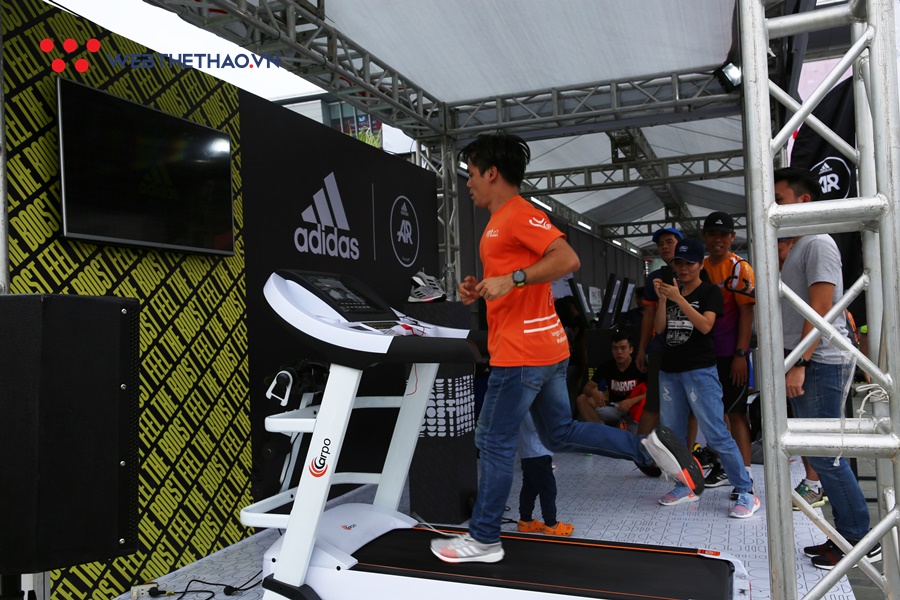 Phong cách lấy bib chất ngầu của dân chạy ở Longbien Marathon 2019 Phong cách lấy bib chất ngầu của dân chạy ở Longbien Marathon 2019