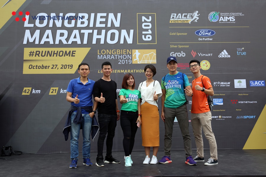 Phong cách lấy bib chất ngầu của dân chạy ở Longbien Marathon 2019 Phong cách lấy bib chất ngầu của dân chạy ở Longbien Marathon 2019