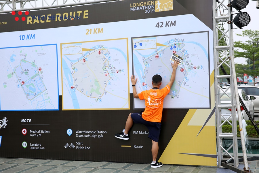 Phong cách lấy bib chất ngầu của dân chạy ở Longbien Marathon 2019 Phong cách lấy bib chất ngầu của dân chạy ở Longbien Marathon 2019