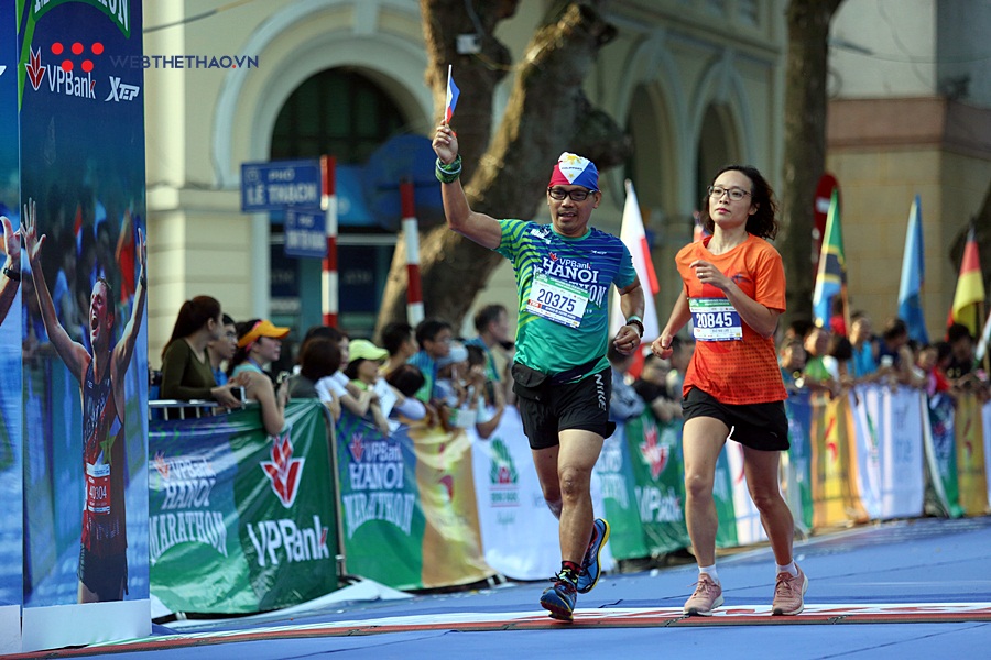 Chùm ảnh: Khoảnh khắc về đích ấn tượng tại VPBank Hanoi Marathon 2019