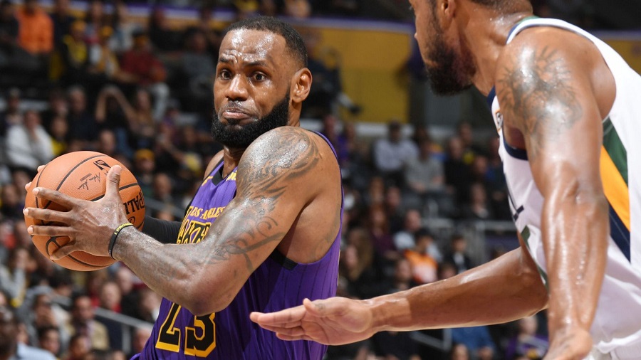 LeBron James bật chế độ gánh team, LA Lakers có chiến thắng đầu tiên