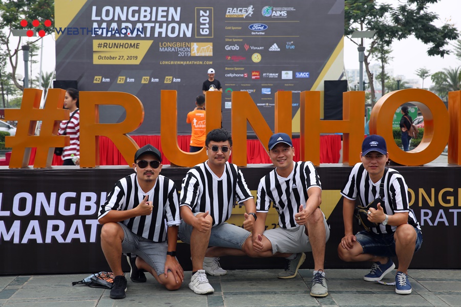 Phong cách lấy bib chất ngầu của dân chạy ở Longbien Marathon 2019