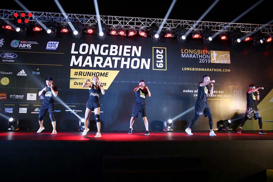 Longbien Marathon 2019 khai cuộc sôi động trong sáng thu Hà Nội Longbien Marathon 2019 khai cuộc sôi động trong sáng thu Hà Nội
