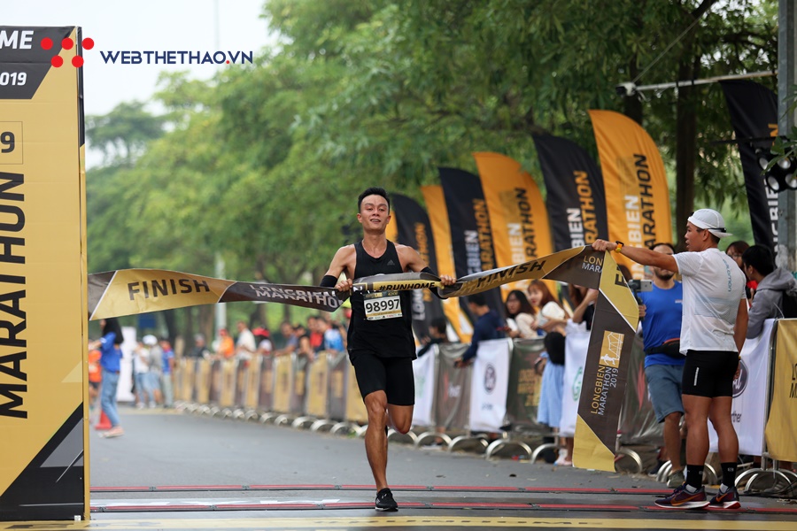 Đáng yêu khoảnh khắc “cựu vương” căng dây đích đón tân vô địch Longbien Marathon 2019