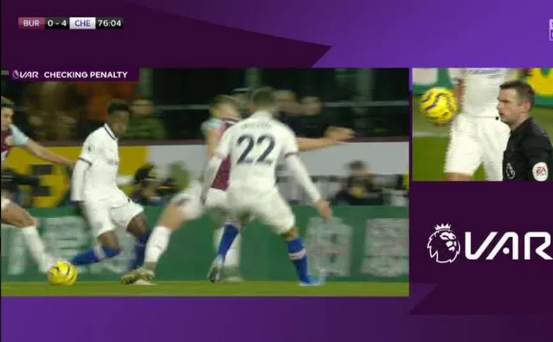 Hudson-Odoi của Chelsea bị VAR đảo ngược thổi phạt đền trước Burnley