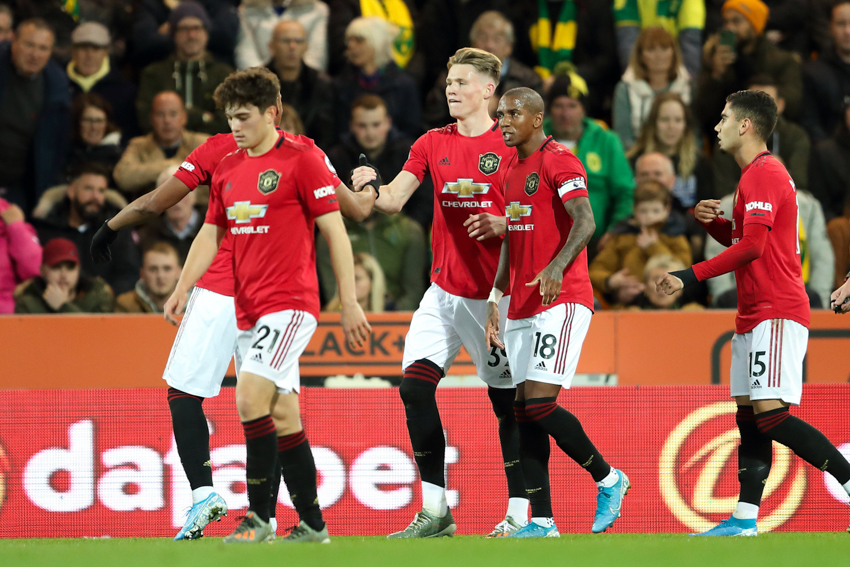 MU đá hỏng 2 quả phạt đền nhưng vẫn đánh bại Norwich