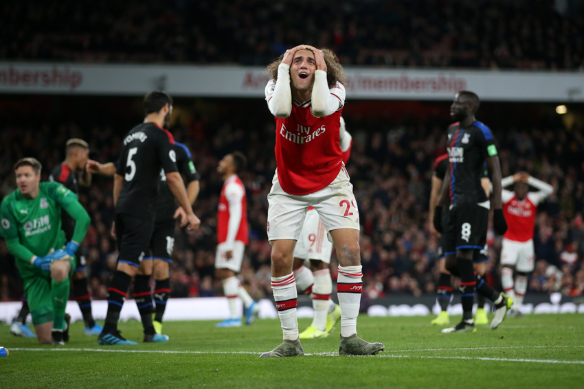 Arsenal bị Crystal Palace cầm hòa dù trung vệ ghi bàn thay tiền đạo