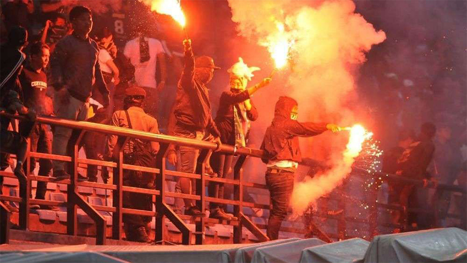 Bạo loạn bóng đá ở Indonesia: SVĐ như chiến trường