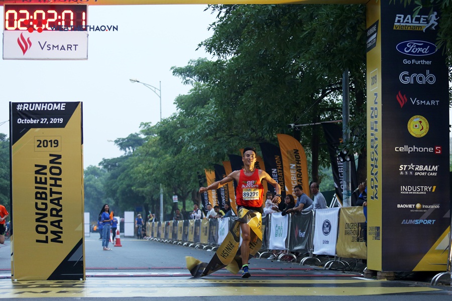 Sức mạnh từ những chiếc ôm siết chặt trên đường chạy Longbien Marathon 2019 Sức mạnh từ những chiếc ôm siết chặt trên đường chạy Longbien Marathon 2019