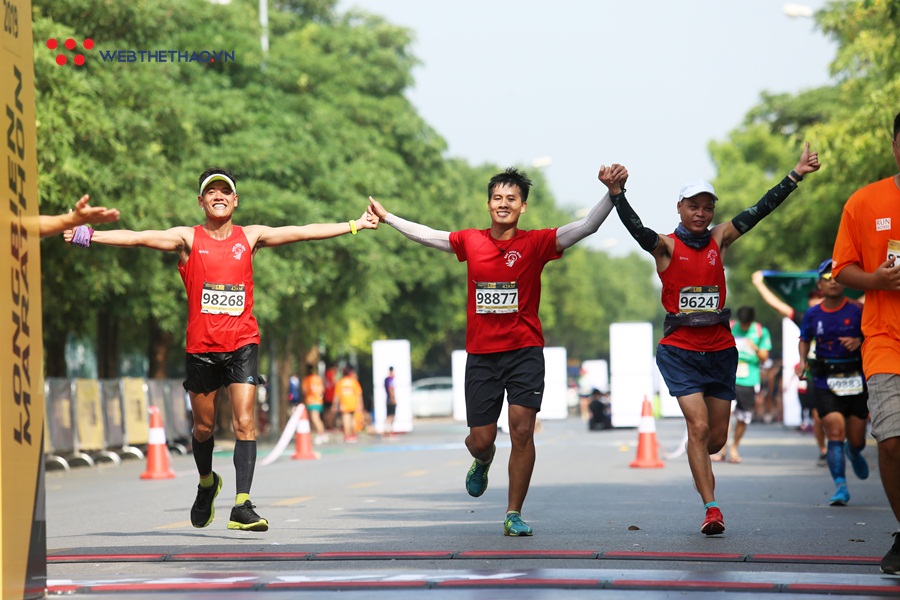Sức mạnh từ những chiếc ôm siết chặt trên đường chạy Longbien Marathon 2019 Sức mạnh từ những chiếc ôm siết chặt trên đường chạy Longbien Marathon 2019