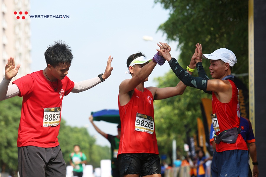 Sức mạnh từ những chiếc ôm siết chặt trên đường chạy Longbien Marathon 2019 Sức mạnh từ những chiếc ôm siết chặt trên đường chạy Longbien Marathon 2019