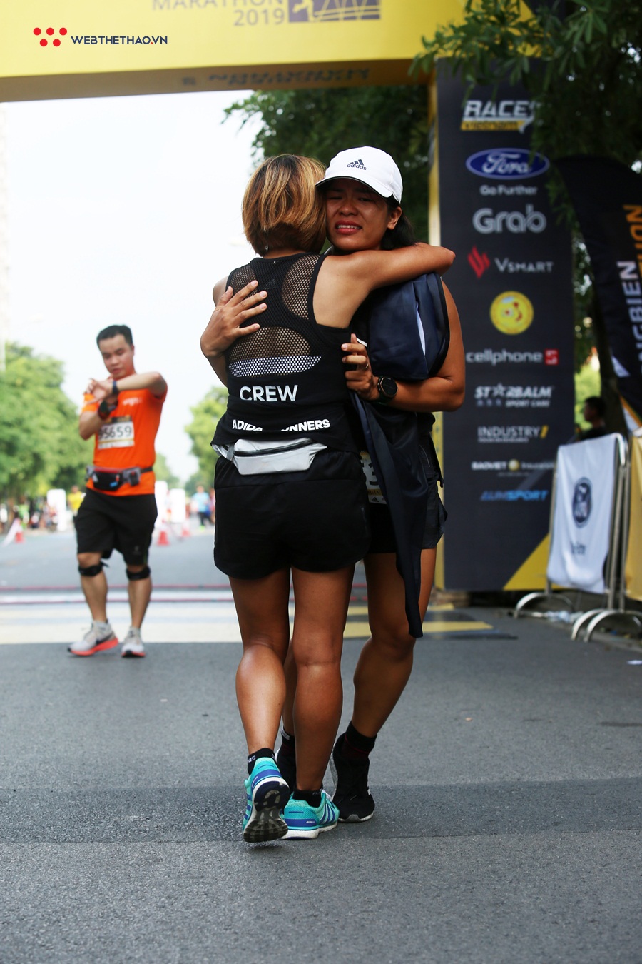 Sức mạnh từ những chiếc ôm siết chặt trên đường chạy Longbien Marathon 2019 Sức mạnh từ những chiếc ôm siết chặt trên đường chạy Longbien Marathon 2019