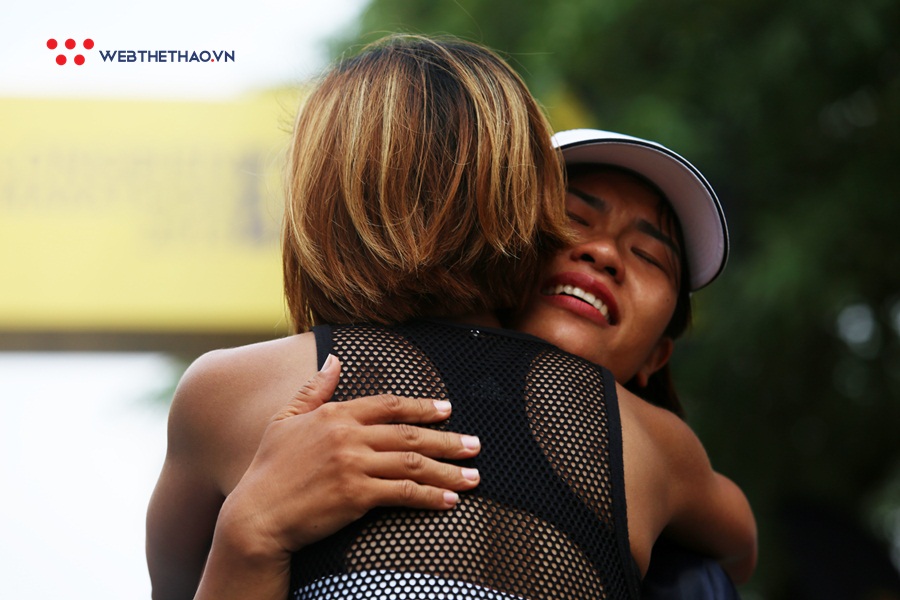 Sức mạnh từ những chiếc ôm siết chặt trên đường chạy Longbien Marathon 2019 Sức mạnh từ những chiếc ôm siết chặt trên đường chạy Longbien Marathon 2019