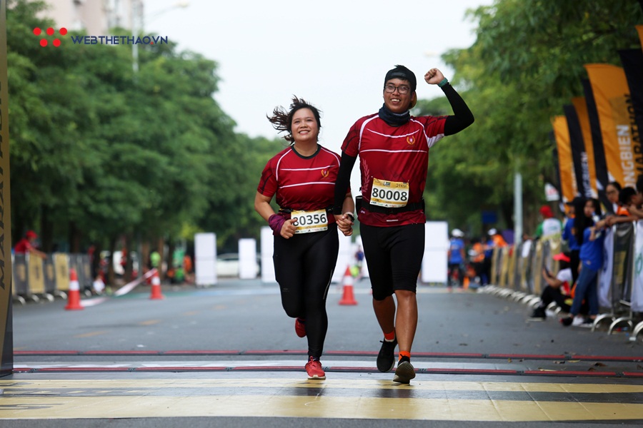 Sức mạnh từ những chiếc ôm siết chặt trên đường chạy Longbien Marathon 2019 Sức mạnh từ những chiếc ôm siết chặt trên đường chạy Longbien Marathon 2019