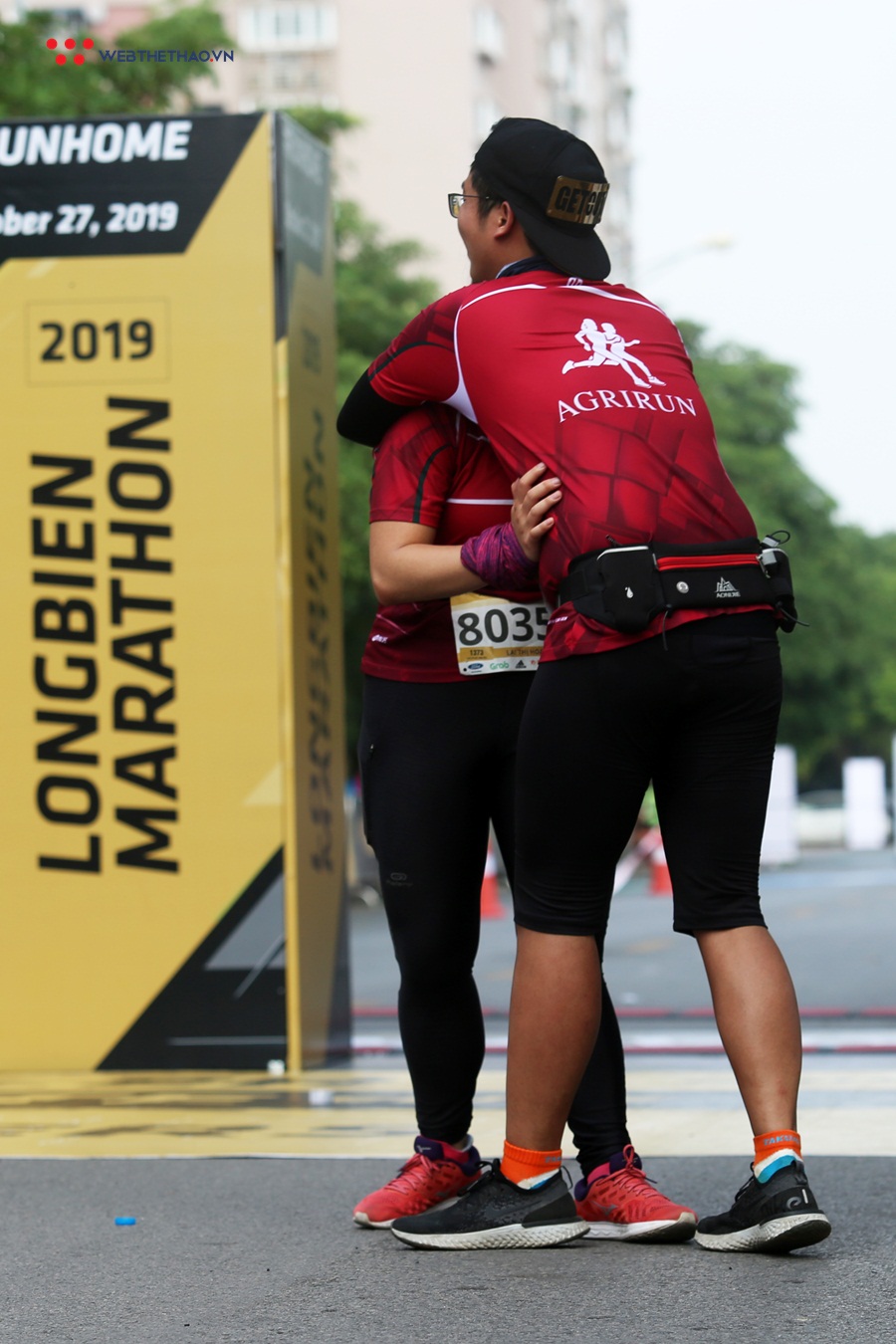 Sức mạnh từ những chiếc ôm siết chặt trên đường chạy Longbien Marathon 2019 Sức mạnh từ những chiếc ôm siết chặt trên đường chạy Longbien Marathon 2019