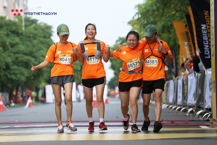 Sức mạnh từ những chiếc ôm siết chặt trên đường chạy Longbien Marathon 2019 Sức mạnh từ những chiếc ôm siết chặt trên đường chạy Longbien Marathon 2019