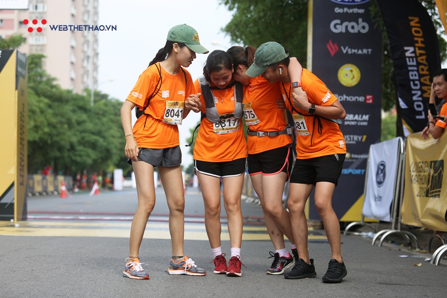Sức mạnh từ những chiếc ôm siết chặt trên đường chạy Longbien Marathon 2019 Sức mạnh từ những chiếc ôm siết chặt trên đường chạy Longbien Marathon 2019