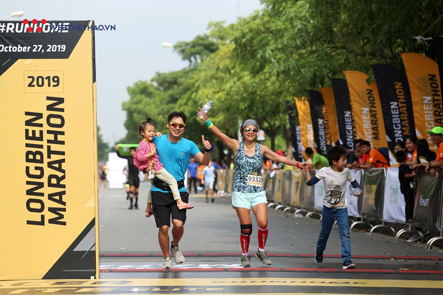 Sức mạnh từ những chiếc ôm siết chặt trên đường chạy Longbien Marathon 2019 Sức mạnh từ những chiếc ôm siết chặt trên đường chạy Longbien Marathon 2019