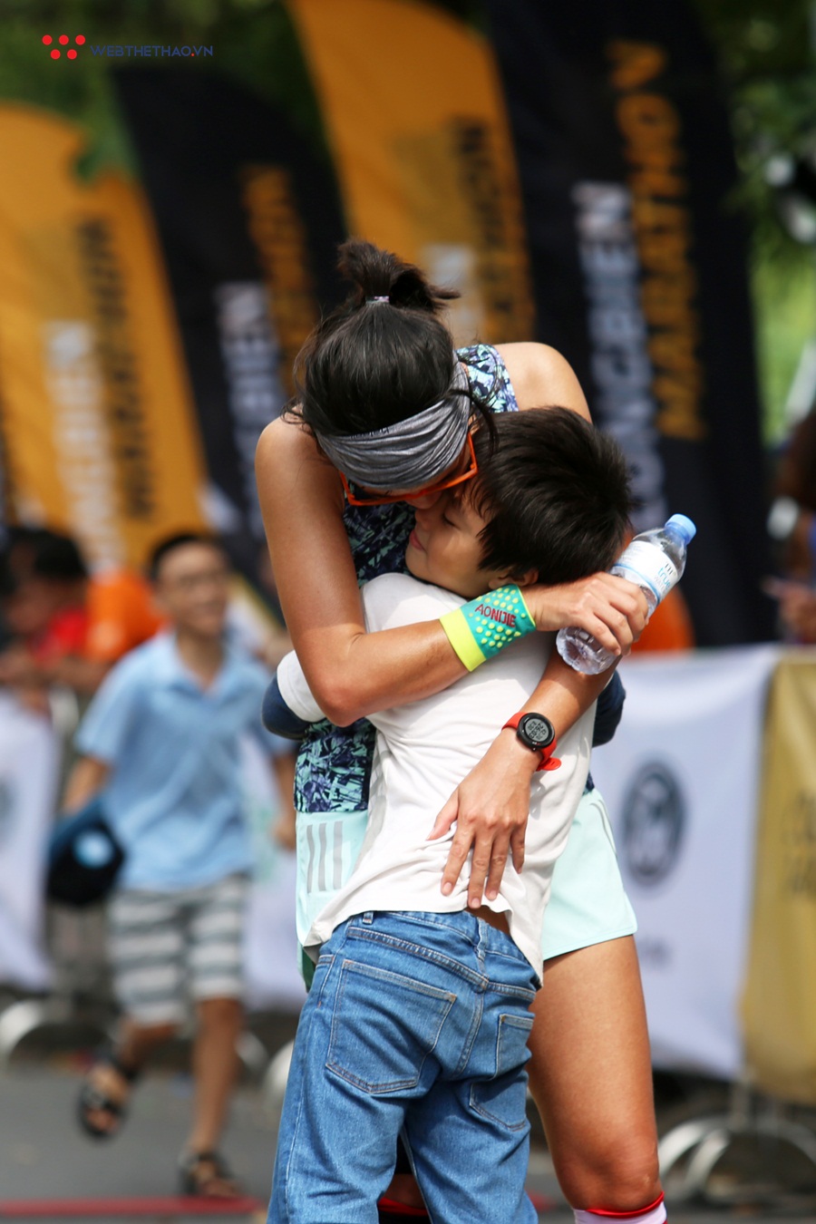 Sức mạnh từ những chiếc ôm siết chặt trên đường chạy Longbien Marathon 2019 Sức mạnh từ những chiếc ôm siết chặt trên đường chạy Longbien Marathon 2019