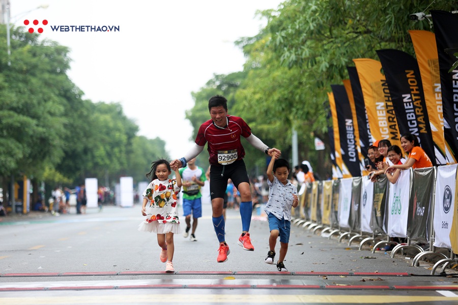 Sức mạnh từ những chiếc ôm siết chặt trên đường chạy Longbien Marathon 2019 Sức mạnh từ những chiếc ôm siết chặt trên đường chạy Longbien Marathon 2019