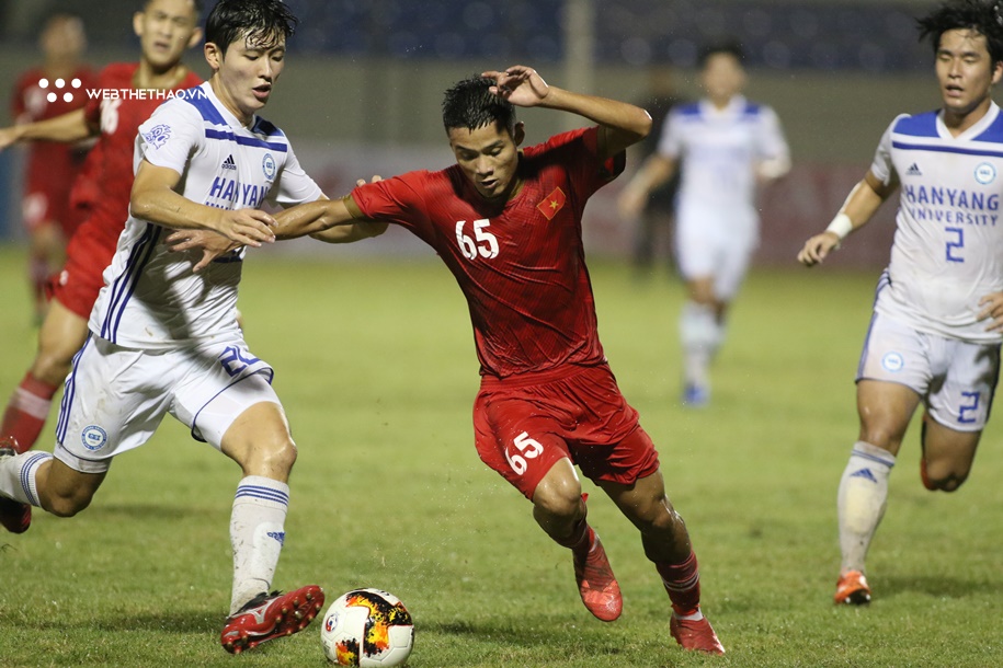 Giữa tâm bão số 5, U21 Việt Nam đè bẹp đội bóng trường cũ thầy Park