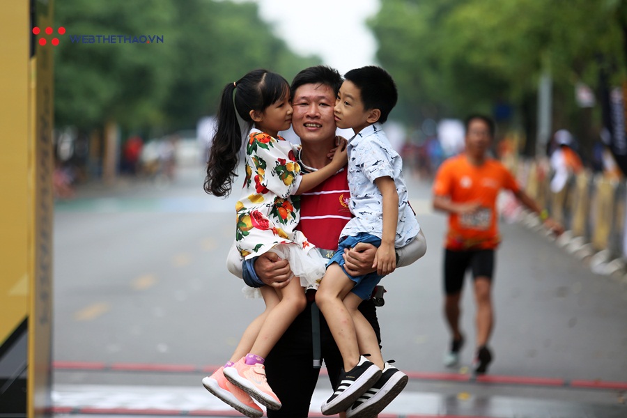Sức mạnh từ những chiếc ôm siết chặt trên đường chạy Longbien Marathon 2019
