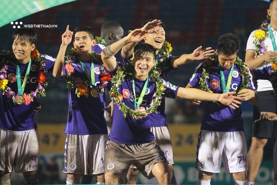 Hà Nội FC vô địch và nụ cười HLV Vũ Hồng Việt