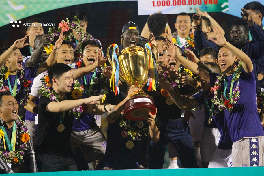 Hà Nội FC vô địch và nụ cười HLV Vũ Hồng Việt