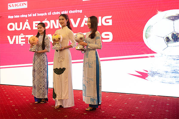 Ông hoàng nhạc sến Ngọc Sơn ngẫu hứng hát tại họp báo QBV VN 2019