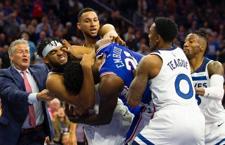 Joel Embiid và Anthony Towns biến sàn đấu NBA thành võ đài